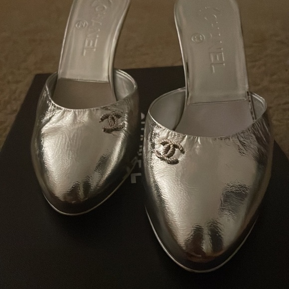 CHANEL 36.5 Silver Mules. Metallized GoatSkin - Picture 4 of 6